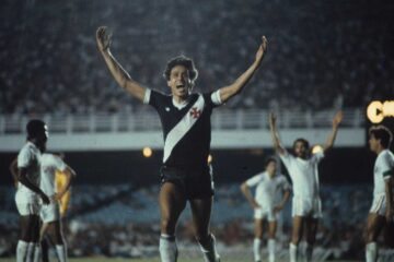 Roberto Dinamite comemora gol contra o Vasco