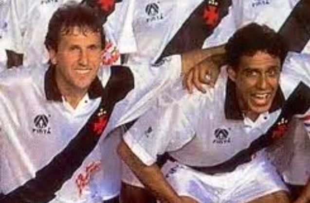 Zico ao lado de Roberto Dinamite com a camisa do Vasco