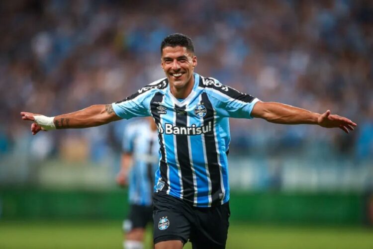 Luis Suárez celebra gol pelo Grêmio