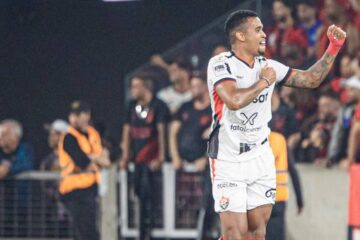 Vitória vence o Athletico-PR pelo Brasileirão