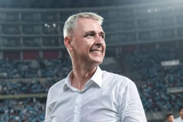 Tiago Nunes, técnico com passagens em clubes como Botafogo, Athletico-PR, Corinthians e Grêmio.