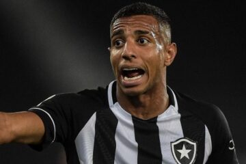 Victor Sá, atacante com passagens pelo Botafogo e Palmeiras.