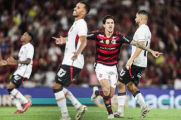 Flamengo goleia o Vitória pelo Brasileirão