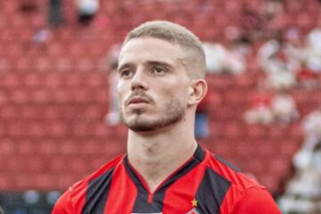 Léo Naldi, volante do Vitória