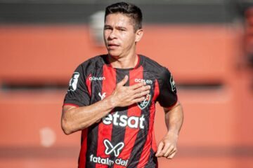 Osvaldo, atacante do Vitória