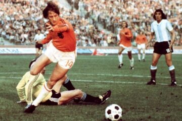 Johan Cruyff em campo na Copa do Mundo de 1974