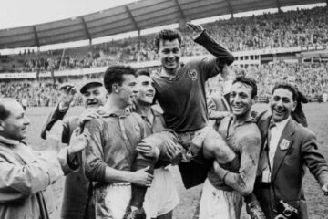 Just Fontaine carregado na Copa do Mundo de 1958