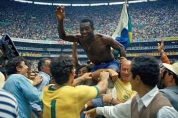 Pelé comemora título da Copa do Mundo de 1970